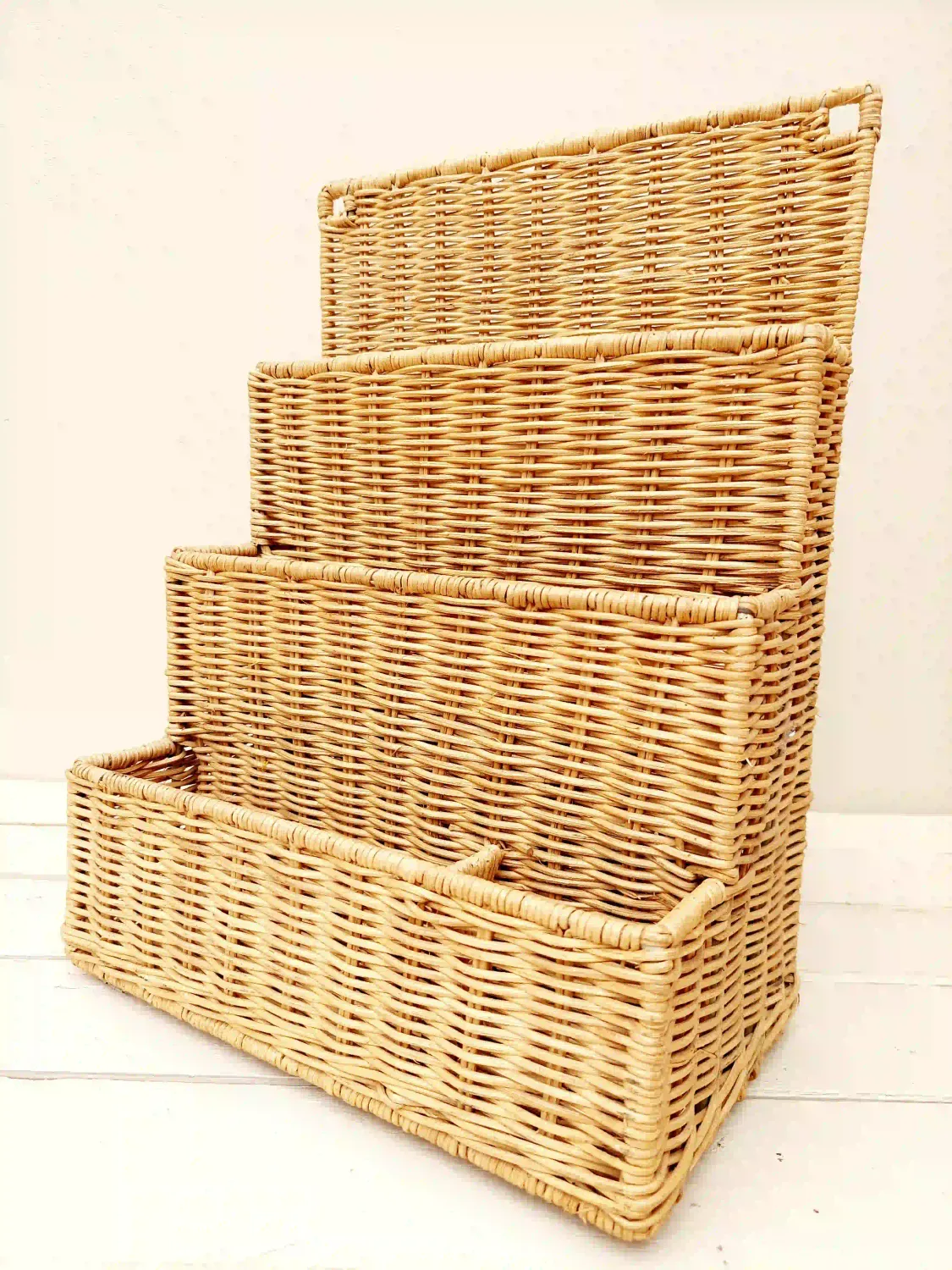 Vintage rieten wandorganizer met vier vakken in naturel rotan