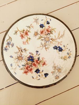 Antieke onderzetter met beige ondergrond, bloemen en verzilverde rand
