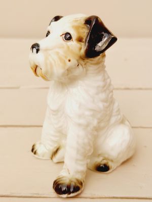 Airedale terrier, zittend beeldje