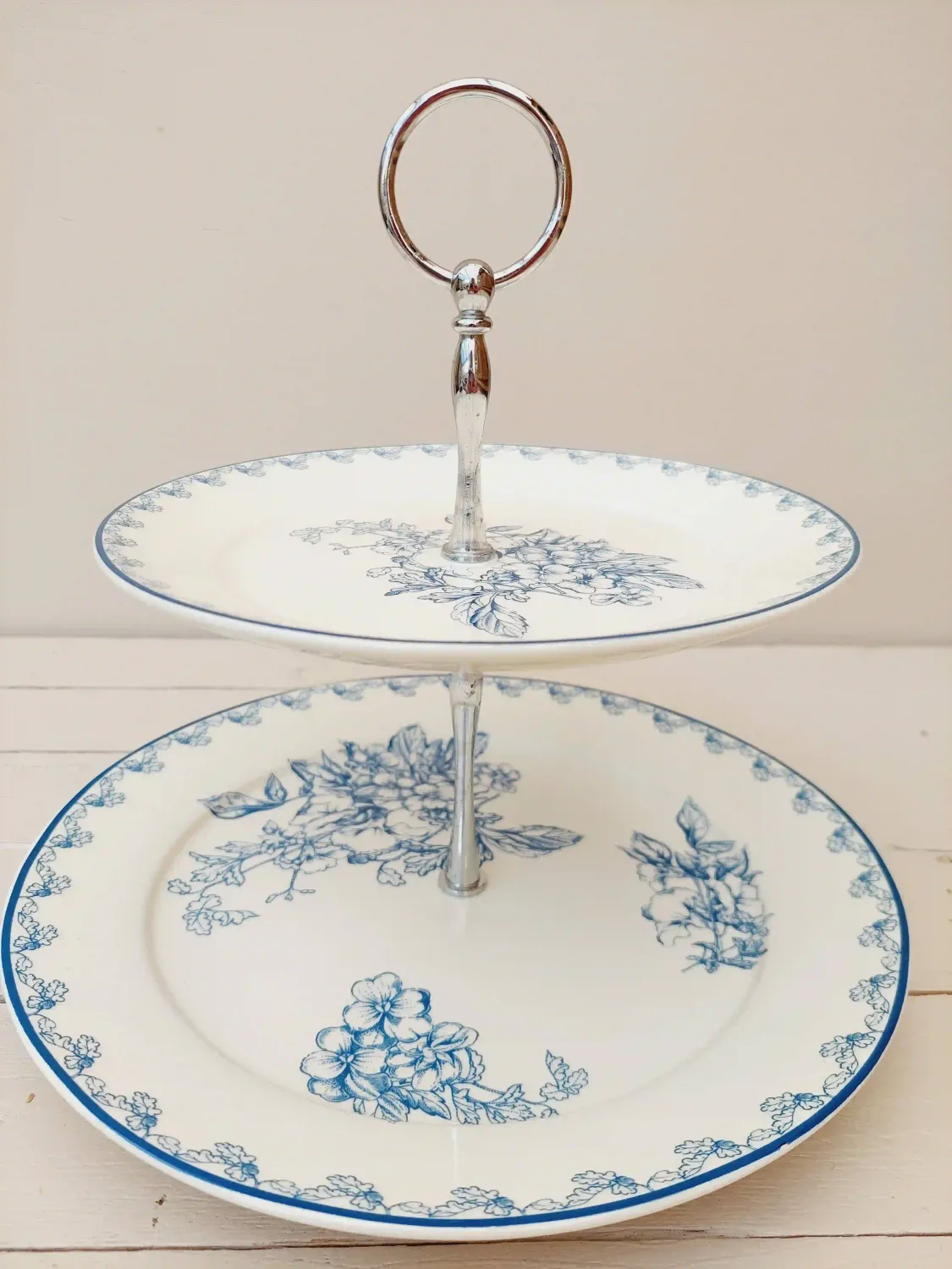 Vintage etagère Silea - 2 borden wit-blauw - elegant verzilverd handvat