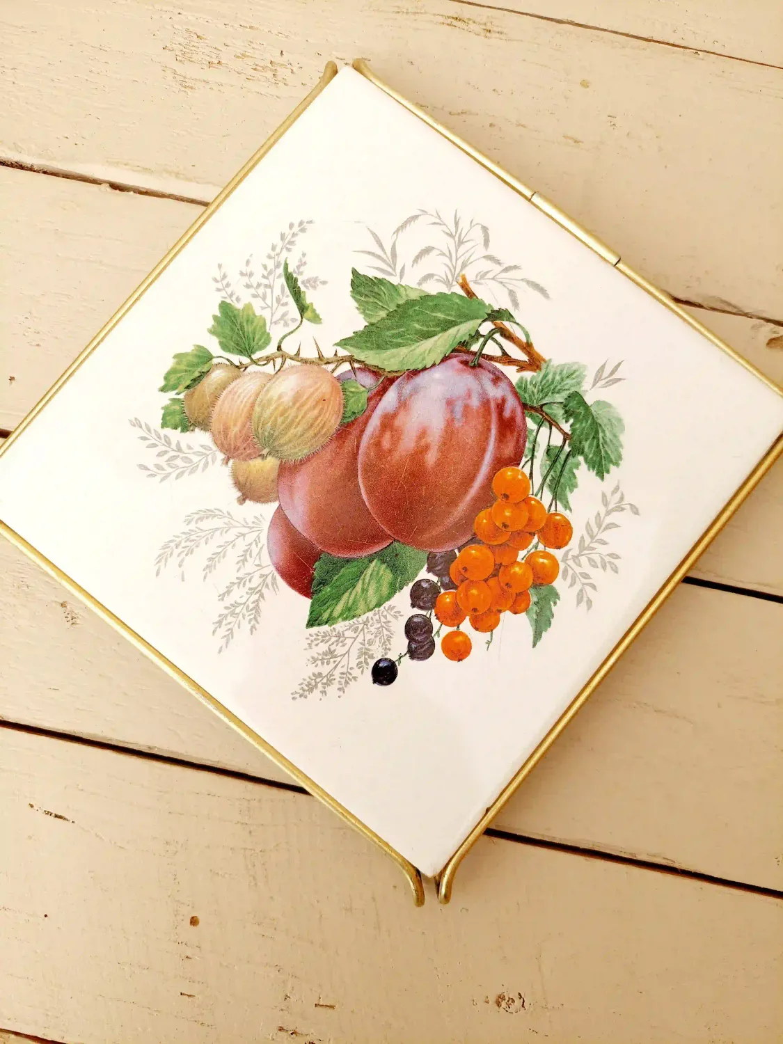 Elegante vintage onderzetters: tegel in metalen houder - fruitdeco - pruimen, kruisbessen, rode besjes