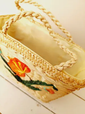 Rotan paasmandje met raffia bloemen, gevoerd