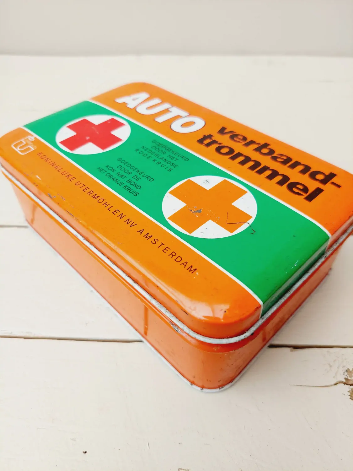 Vintage blik auto verbandtrommel, met inhoud