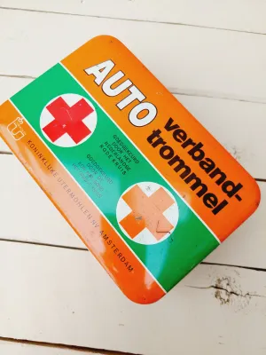 Vintage blik auto verbandtrommel, met inhoud