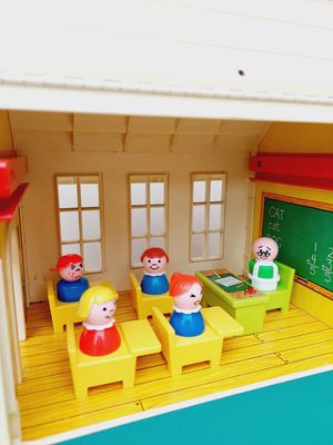 Vintage Fisher Price schooltje met cijfers, letters en poppetjes