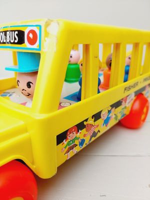 Vintage Fisher Price schoolbus met 4 poppetjes – Klassiek speelgoed