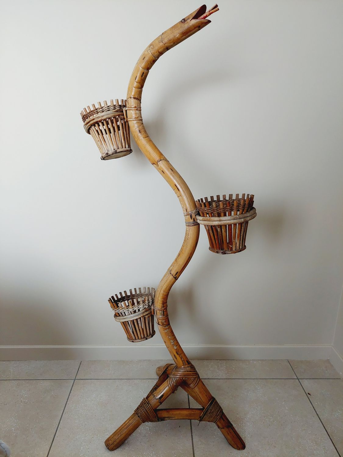 Vintage plantenstaander bamboe / rotan met drie bloempotjes