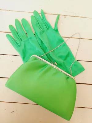 Vintage clutch in satijn met bijpassend handschoenen groen met zilveren sierlijke uitgewerkte sluiting
