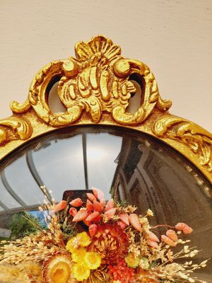 Sierlijke antieke droogbloemenkader met gouden houten lijst onder bol glas – klassieke wanddecoratie
