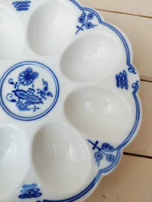 Vintage eierschotel Leander Porcelan, voor 8 eieren, wit porselein met blauwe opdruk - jaren '50