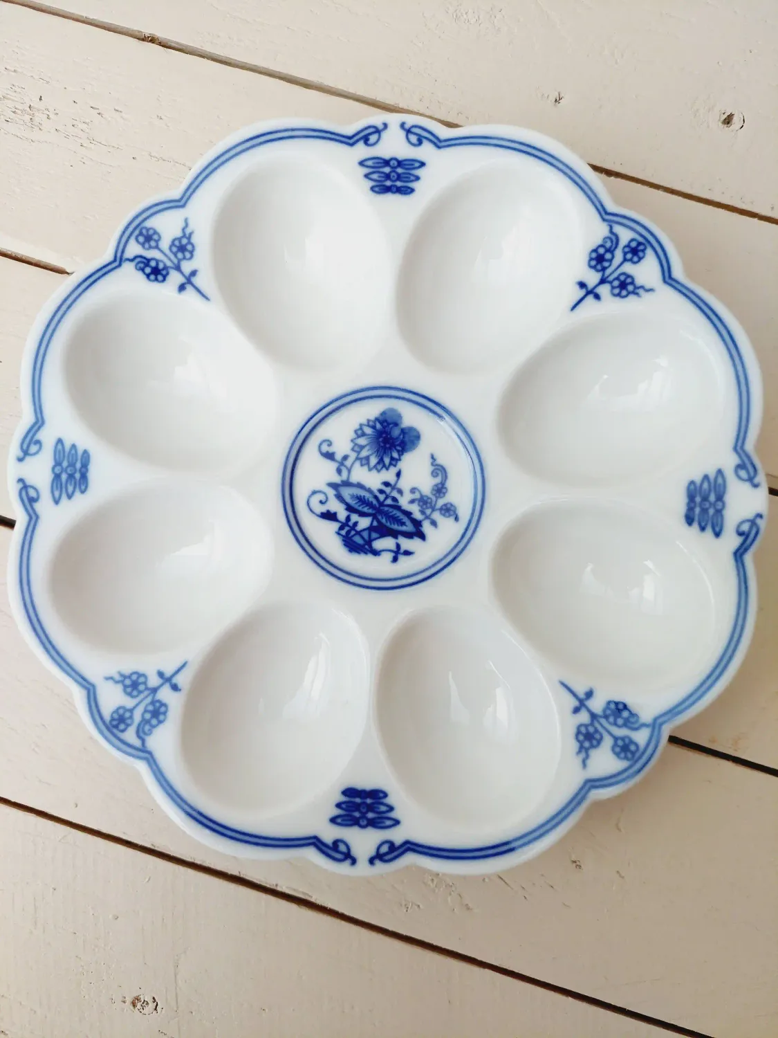 Vintage eierschotel Leander Porcelan, voor 8 eieren, wit porselein met blauwe opdruk - jaren '50