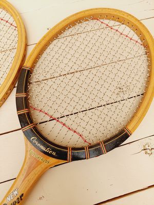 Vintage houten tennisracket Coronation – retro sportdecoratie