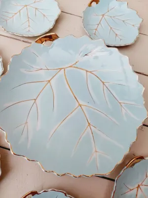 Vintage petit four bordjes lichtblauw-goud – set van 7 – 10 en 18 cm – theetipjes