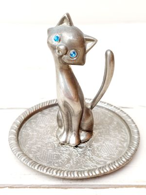 Vintage ringenhouder – verzilverde kat met blauwe ogen op siertray