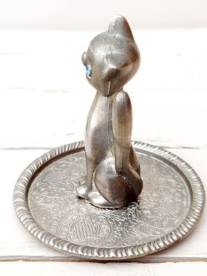 Vintage ringenhouder – verzilverde kat met blauwe ogen op siertray
