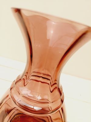 Vintage glazen vaas Doyen in auberginekleur – bolle buik en geribbelde hals, jaren 60 stijl