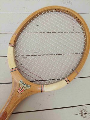 Vintage houten tennisracket Ikaros Champion – retro sportdecoratie