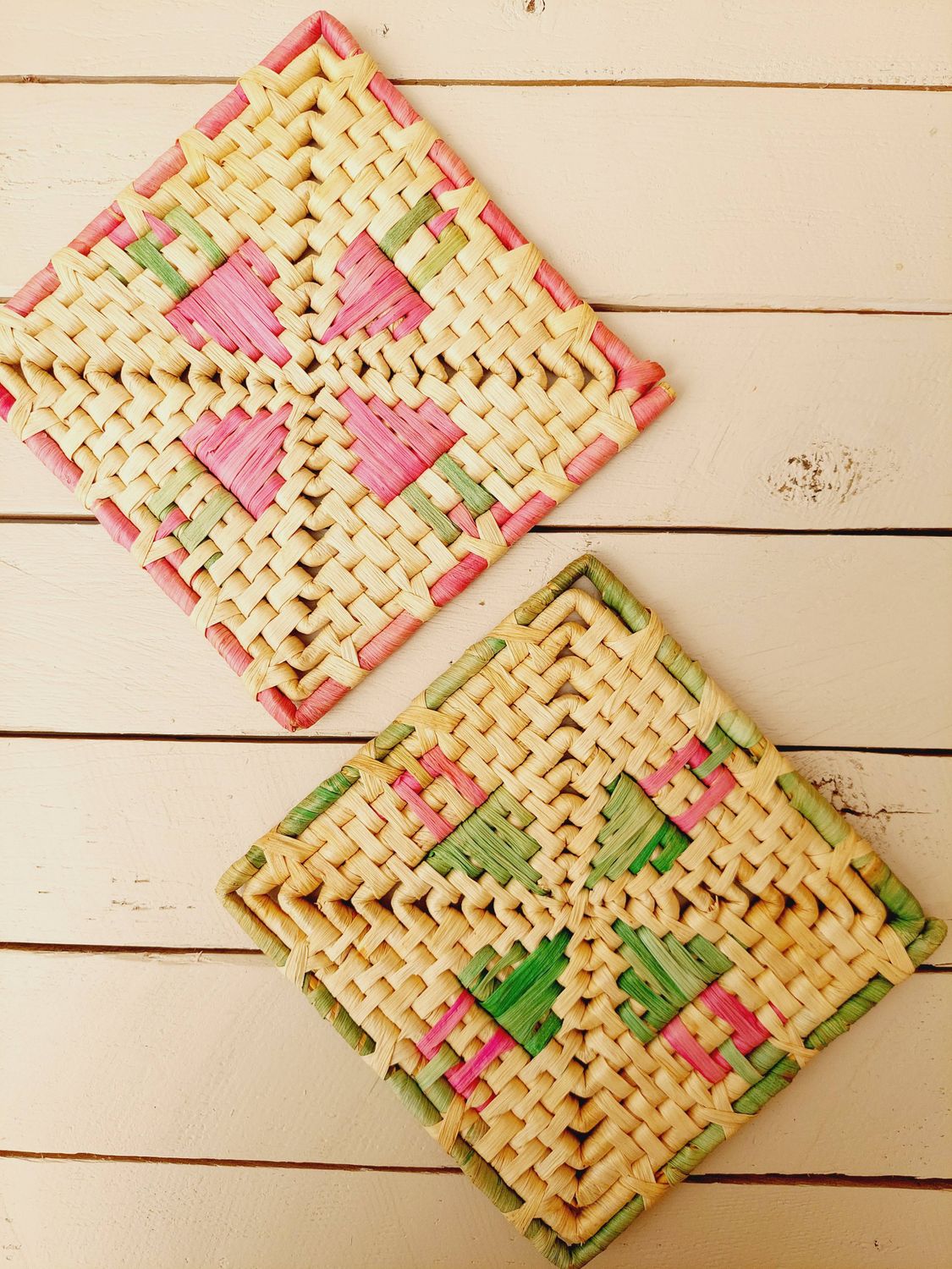 Vintage vierkante raffia onderzetter uit de jaren 70/80 voor potten en pannen – retro tafelaccessoire - set van 2