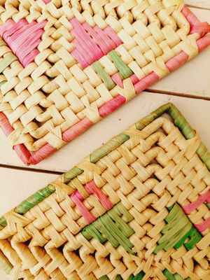 Vintage vierkante raffia onderzetter uit de jaren 70/80 voor potten en pannen – retro tafelaccessoire - set van 2