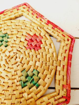 Vintage zeshoekige raffia onderzetter uit de jaren 70/80 voor potten en pannen – retro tafelaccessoire