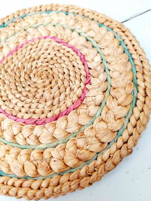 Vintage ronde raffia onderzetter uit de jaren 70/80 voor potten en pannen – retro tafelaccessoire