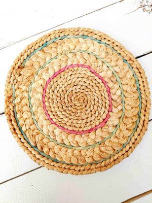 Vintage ronde raffia onderzetter uit de jaren 70/80 voor potten en pannen – retro tafelaccessoire