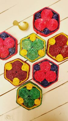 Vintage zeshoekige rieten onderzetters uit de jaren 70/80 voor glazen – retro tafelaccessoire - set van 6