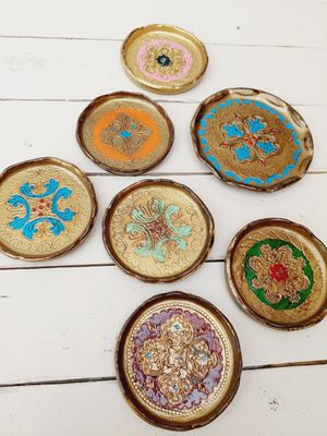 Vintage set van 6 glasonderzetters + flesonderzetter in Florentijnse stijl – hout, Made in Italy