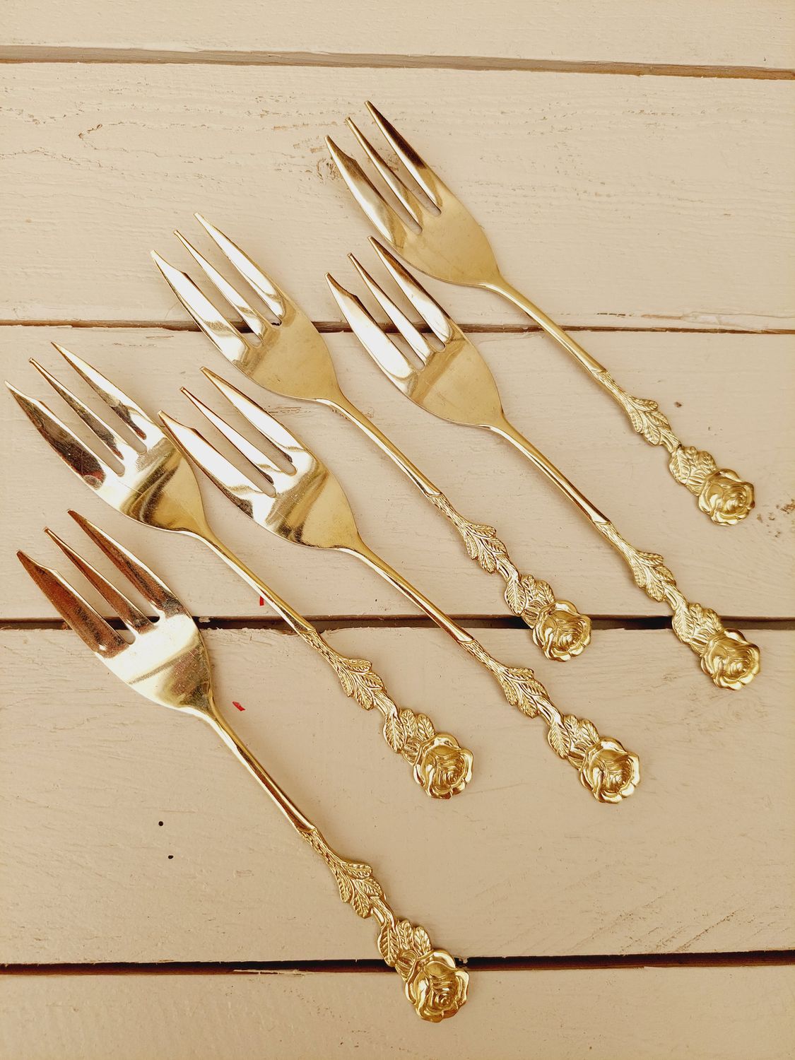 Set van 6 vintage vergulde gebaksvorkjes – sierlijk rozenmotief