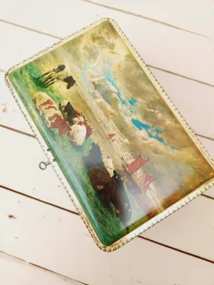 Vintage blik met zeelandschap, zeilschepen en koeien