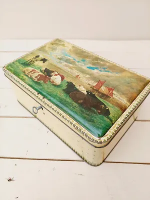 Vintage blik met zeelandschap, zeilschepen en koeien