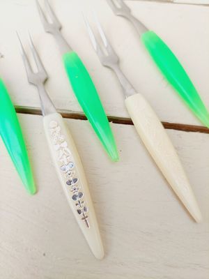 Cocktailvorkjes met elegant kunststof handvat in beige, groen, paars een roze - set van 7