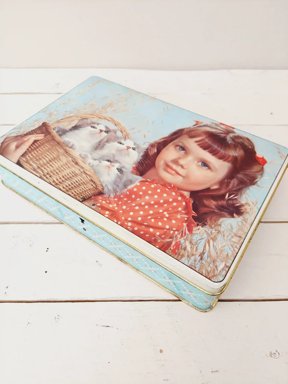 Retro chocoladeblik 'Jacques superchocolat' met meisje en 3 katjes in een mand