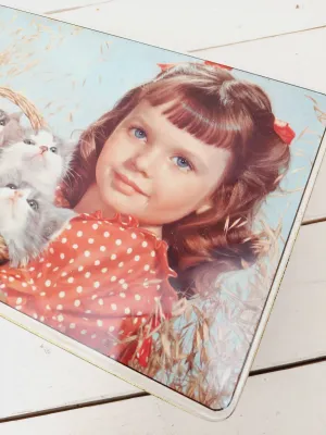 Retro chocoladeblik 'Jacques superchocolat' met meisje &amp; 3 katjes in een mand