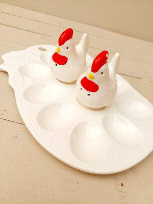 Witte vintage eierschotel met peper- en zoutstel in de vorm van kipjes – voor 10 eieren