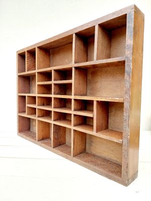 Vintage houten letterbak – 42×30 cm – wandrek met vakjes