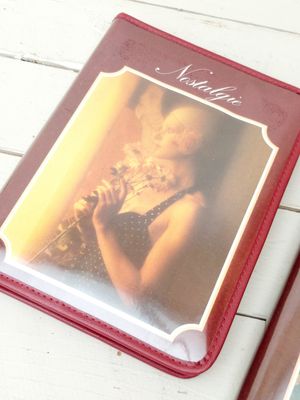 Vintage pennenetui met Faber-Castell potloden, pennen en liniaal – rood, rits sluiting, met nostalgische prent
