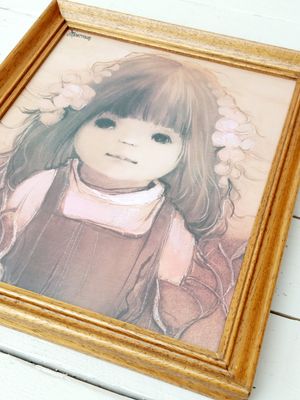 Ingekaderde prent van Jaklien Moerman – meisje met bloemen in het haar