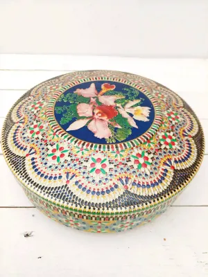 Vintage kralenblik - retro opbergblik met decoratief kralenmotief
