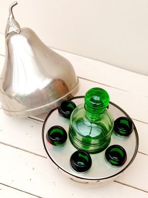 Vintage metalen barset 'peer' met fles en 6 shotglaasjes in groen glas – ijshouder