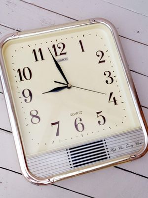 Vintage wandklok Adelco - Quartz klok - lichtgeel kunststof