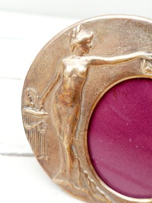 Messing fotokader rond - gestileerd met beeltenis van een jonge vrouw