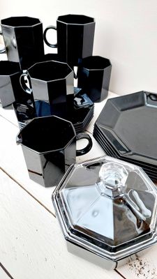 Vintage Arcoroc Octime serviesset zwart glas - 6 mokken met schotels, bordjes, suikerpot en melkkan