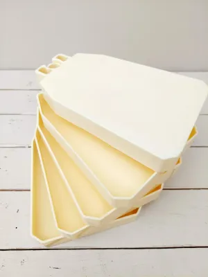 Vintage stapelbaar opbergsysteem met vijf crèmekleurige kunststof bakjes