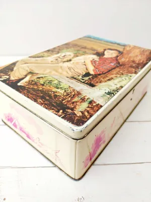 Retro chocoladeblik 'Jacques superchocolat' met foto van dame met blonde hond en blonde puppy