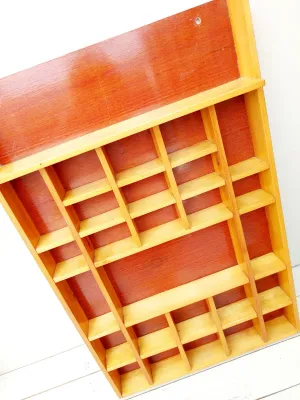 Vintage letterbak - glanzend hout - wandrek voor miniaturen en curiosa
