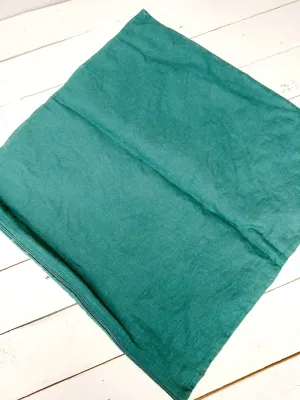 Kerstkussensloop met kerstman in besneeuwd bos – groene decoratieve hoes voor sierkussen 40 x 40 cm