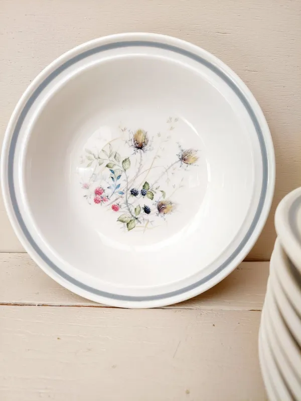 Diep bord van Royal Albert, decor Wild Briar. Fijn Engels porselein met romantische bloemendecoratie en subtiele grijze rand.