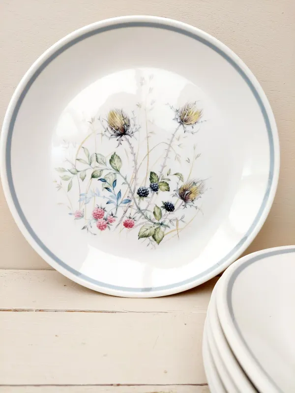 Dinerbord van Royal Albert, decor Wild Briar. Fijn Engels porselein met romantische bloemendecoratie en subtiele grijze rand.