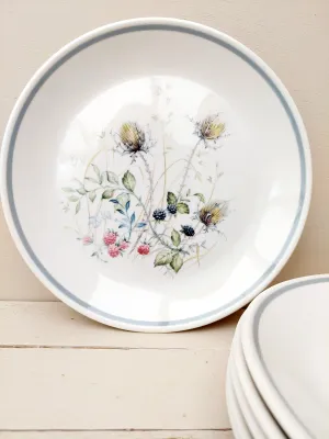 Dinerbord van Royal Albert, decor Wild Briar. Fijn Engels porselein met romantische bloemendecoratie en subtiele grijze rand.